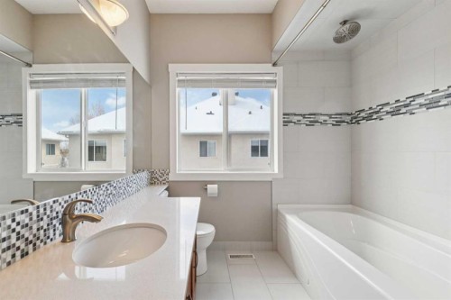 39 Sierra Morena Landing Sw, Calgary, AB - Indoor Photo Showing Bathroom