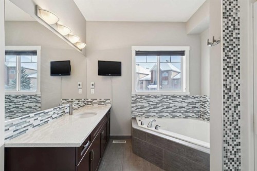39 Sierra Morena Landing Sw, Calgary, AB - Indoor Photo Showing Bathroom
