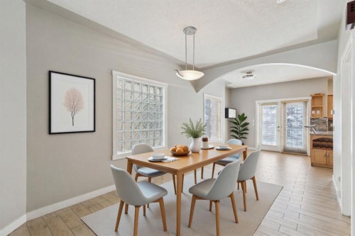 39 Sierra Morena Landing Sw, Calgary, AB - Indoor Photo Showing Dining Room