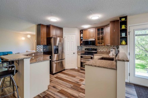 103 Riverview Circle Se, Calgary, AB - Indoor Photo Showing Kitchen