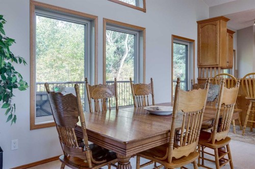 602 Pheasant Close, Pelican Point, AB - Indoor Photo Showing Dining Room