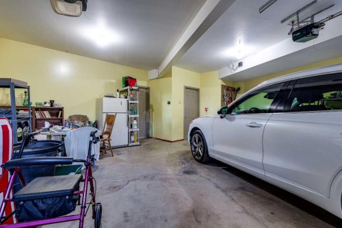 602 Pheasant Close, Pelican Point, AB - Indoor Photo Showing Garage