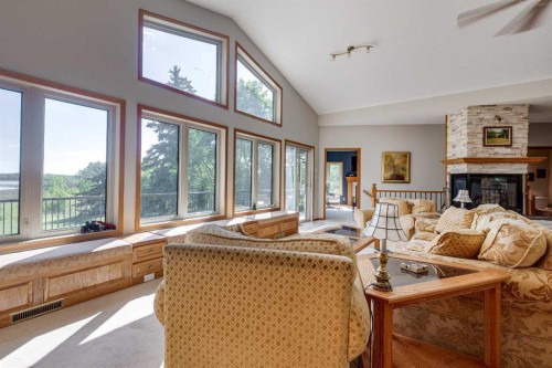 602 Pheasant Close, Pelican Point, AB - Indoor Photo Showing Living Room