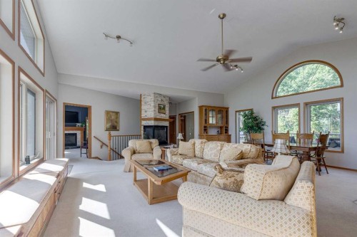 602 Pheasant Close, Pelican Point, AB - Indoor Photo Showing Living Room