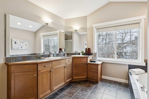 11 Wentworth Manor Sw, Calgary, AB - Indoor Photo Showing Bathroom