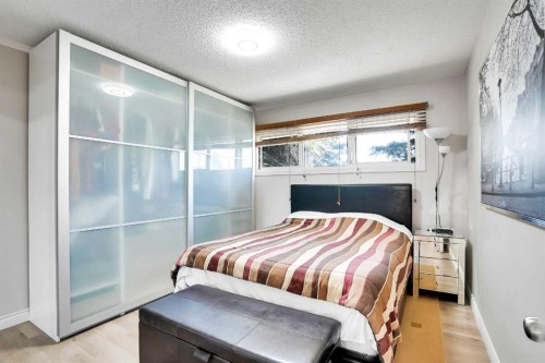 52 Harrow Crescent Sw, Calgary, AB - Indoor Photo Showing Bedroom