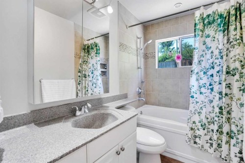 52 Harrow Crescent Sw, Calgary, AB - Indoor Photo Showing Bathroom