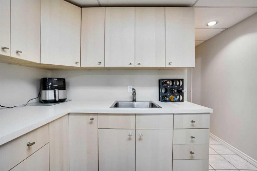 52 Harrow Crescent Sw, Calgary, AB - Indoor Photo Showing Kitchen