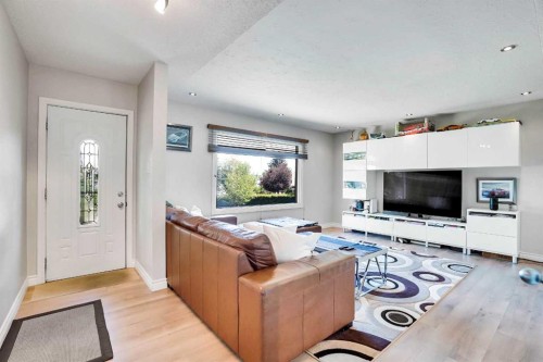 52 Harrow Crescent Sw, Calgary, AB - Indoor Photo Showing Living Room