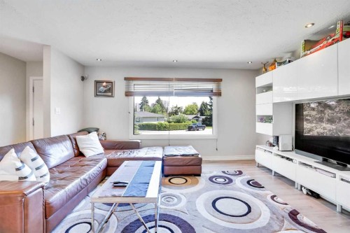 52 Harrow Crescent Sw, Calgary, AB - Indoor Photo Showing Living Room