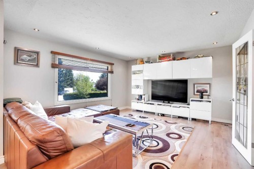 52 Harrow Crescent Sw, Calgary, AB - Indoor Photo Showing Living Room