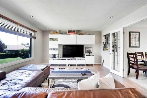 52 Harrow Crescent Sw, Calgary, AB - Indoor Photo Showing Living Room