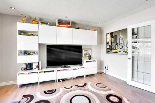52 Harrow Crescent Sw, Calgary, AB - Indoor Photo Showing Living Room