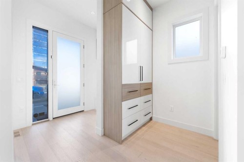 231 12 Avenue Ne, Calgary, AB - Indoor Photo Showing Other Room