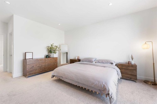 231 12 Avenue Ne, Calgary, AB - Indoor Photo Showing Bedroom