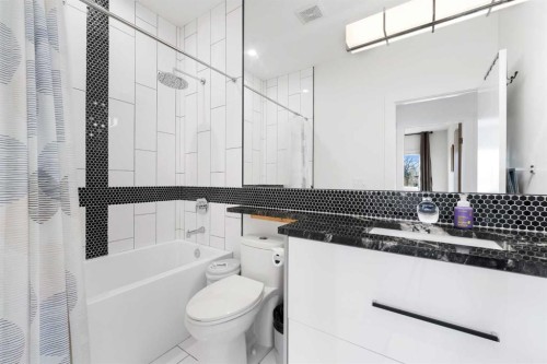 231 12 Avenue Ne, Calgary, AB - Indoor Photo Showing Bathroom