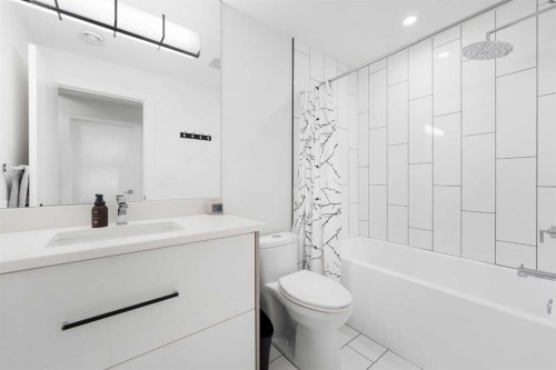 231 12 Avenue Ne, Calgary, AB - Indoor Photo Showing Bathroom