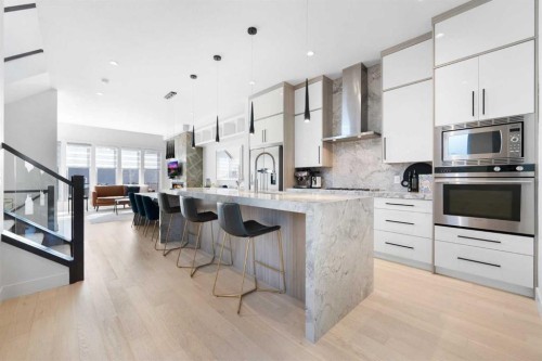 231 12 Avenue Ne, Calgary, AB - Indoor Photo Showing Kitchen With Upgraded Kitchen