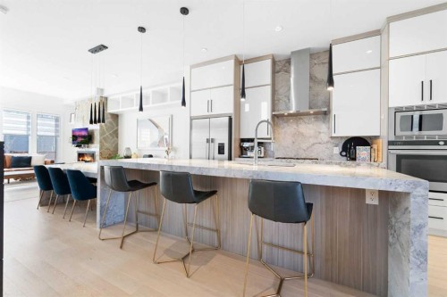 231 12 Avenue Ne, Calgary, AB - Indoor Photo Showing Kitchen With Upgraded Kitchen