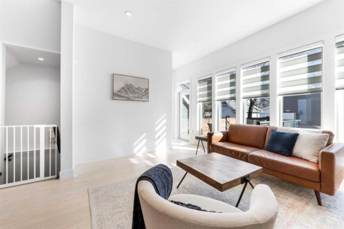 231 12 Avenue Ne, Calgary, AB - Indoor Photo Showing Living Room