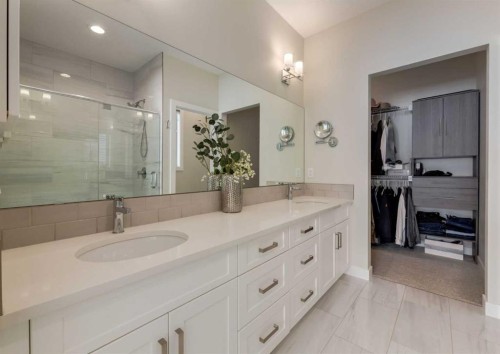 60 Crestbrook View Sw, Calgary, AB - Indoor Photo Showing Bathroom