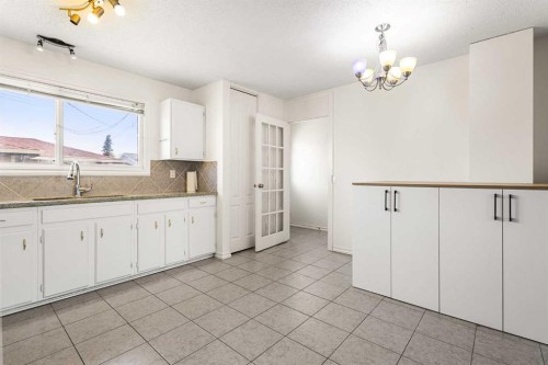 268 Madeira Place Ne, Calgary, AB - Indoor Photo Showing Kitchen