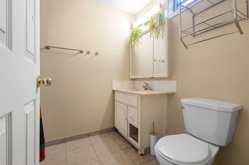 268 Madeira Place Ne, Calgary, AB - Indoor Photo Showing Bathroom