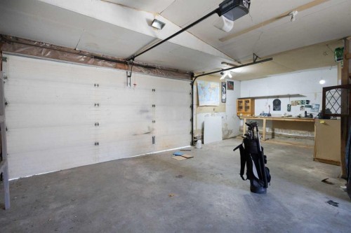 268 Madeira Place Ne, Calgary, AB - Indoor Photo Showing Garage