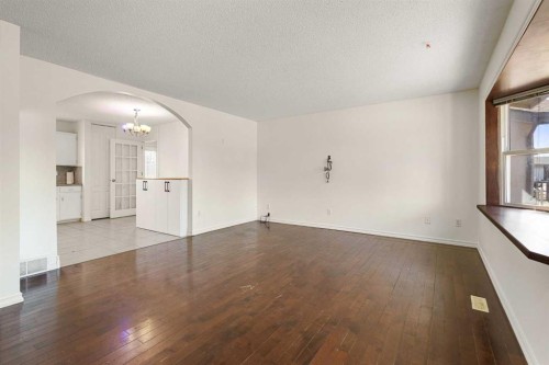 268 Madeira Place Ne, Calgary, AB - Indoor Photo Showing Other Room