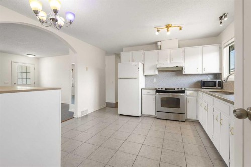 268 Madeira Place Ne, Calgary, AB - Indoor Photo Showing Kitchen