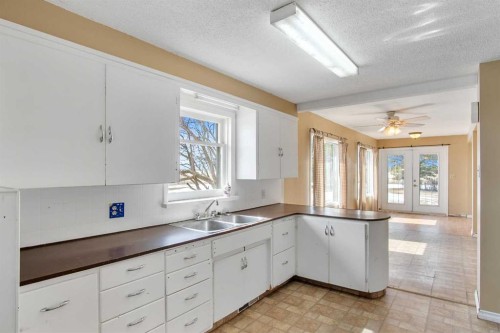 31017 Range Road 23, Rural Mountain View County, AB - Indoor Photo Showing Kitchen With Double Sink