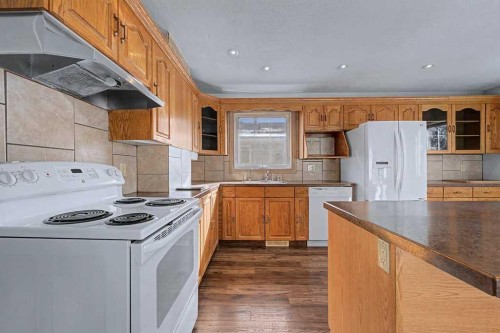 1607 Marlyn Way Ne, Calgary, AB - Indoor Photo Showing Kitchen
