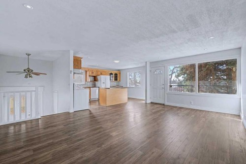 1607 Marlyn Way Ne, Calgary, AB - Indoor Photo Showing Living Room