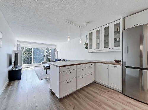 302-332 Cedar Crescent Sw, Calgary, AB - Indoor Photo Showing Other Room