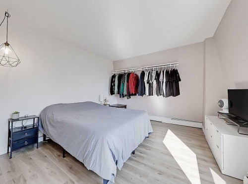 302-332 Cedar Crescent Sw, Calgary, AB - Indoor Photo Showing Bedroom