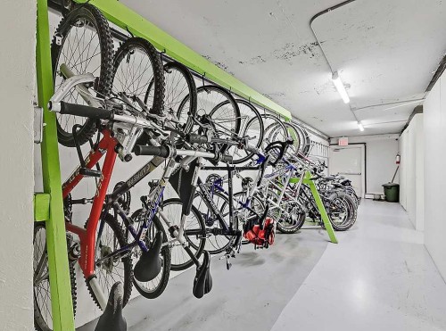 302-332 Cedar Crescent Sw, Calgary, AB - Indoor Photo Showing Other Room