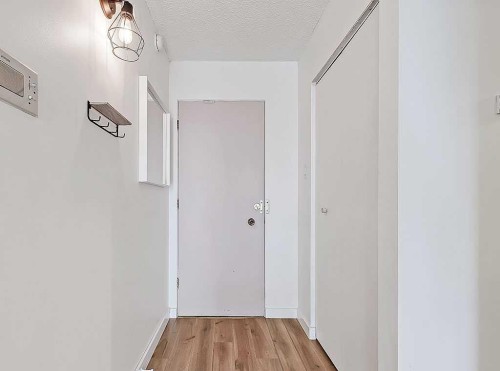 302-332 Cedar Crescent Sw, Calgary, AB - Indoor Photo Showing Other Room