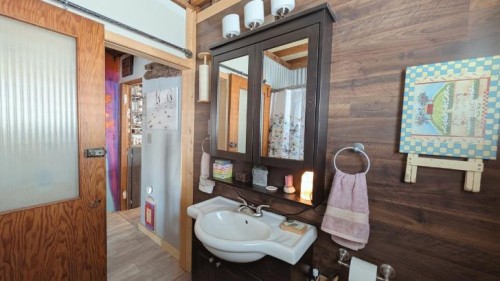 311 47 Avenue West, Claresholm, AB - Indoor Photo Showing Bathroom