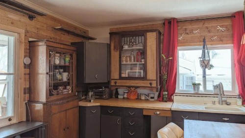311 47 Avenue West, Claresholm, AB - Indoor Photo Showing Kitchen