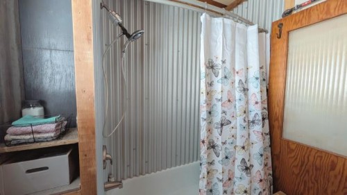 311 47 Avenue West, Claresholm, AB - Indoor Photo Showing Bathroom