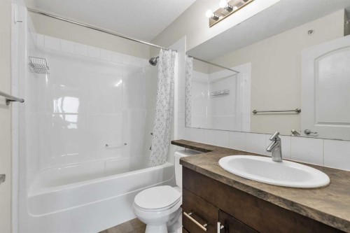 415-26 Val Gardena View Sw, Calgary, AB - Indoor Photo Showing Bathroom