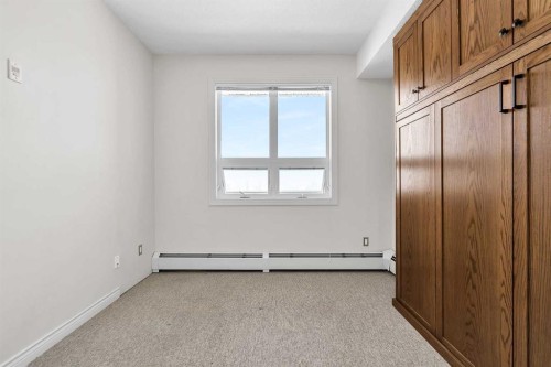 415-26 Val Gardena View Sw, Calgary, AB - Indoor Photo Showing Other Room