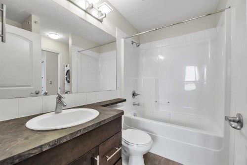 415-26 Val Gardena View Sw, Calgary, AB - Indoor Photo Showing Bathroom