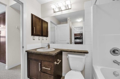 415-26 Val Gardena View Sw, Calgary, AB - Indoor Photo Showing Bathroom