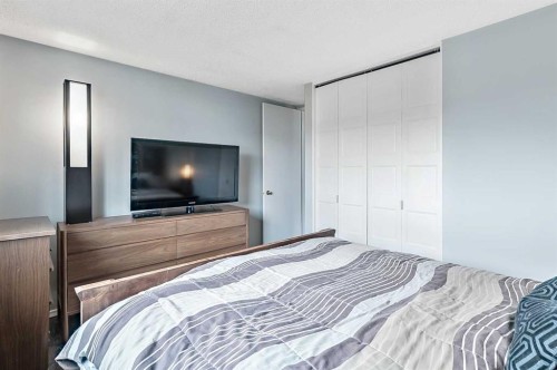 399 Maitland Crescent Ne, Calgary, AB - Indoor Photo Showing Bedroom