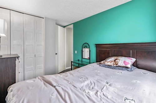 399 Maitland Crescent Ne, Calgary, AB - Indoor Photo Showing Bedroom