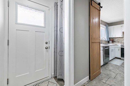 399 Maitland Crescent Ne, Calgary, AB - Indoor Photo Showing Other Room