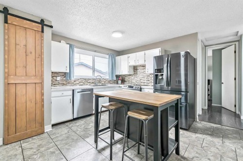 399 Maitland Crescent Ne, Calgary, AB - Indoor Photo Showing Kitchen