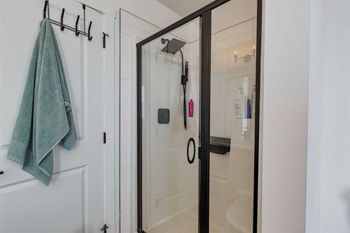 3 Saddlebred Court, Cochrane, AB - Indoor Photo Showing Bathroom
