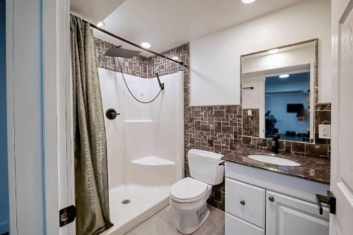 3 Saddlebred Court, Cochrane, AB - Indoor Photo Showing Bathroom